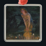 Ornamento De Metal Eva MidSummer (de Edward Robert Hughes)<br><div class="desc">Esta design apresenta uma pintura do artista britânico Edward Robert Hughes (1851-1914). Mostra uma bela jovem numa paisagem mística florestal. Ela está vestindo um vestido de ouro elegante e tem flores sob o braço e tecidas em seu cabelo. A mulher está ligeiramente inclinada e tem as mãos amarradas nos joelhos....</div>