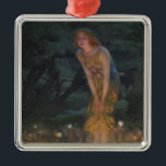 Ornamento De Metal Eva MidSummer (de Edward Robert Hughes)<br><div class="desc">Esta design apresenta uma pintura do artista britânico Edward Robert Hughes (1851-1914). Mostra uma bela jovem numa paisagem mística florestal. Ela está vestindo um vestido de ouro elegante e tem flores sob o braço e tecidas em seu cabelo. A mulher está ligeiramente inclinada e tem as mãos amarradas nos joelhos....</div>