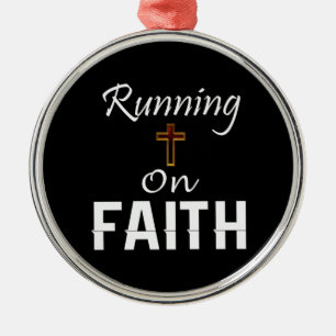 Ornamento De Metal Executando em Faith Runner