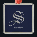 Ornamento De Metal Família inicial<br><div class="desc">Uma letra gótica numa função de contraste,  como um nome personalizado. Você pode personalizar o idioma e o texto,  trocando a letra/texto,  a cor da letra,  o estilo da letra e a cor de fundo</div>