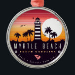 Ornamento De Metal Farol de Myrtle Beach SC Retro Sunset Souvenirs<br><div class="desc">Myrtle Beach retro design de praia para férias. Ilha de Myrtle Beach, Carolina do Sul, em Vintage souvenir para viagem para a ilha da Carolina do Sul. Myrtle Beach trabalho de arte para férias da Carolina do Sul e mochilas. Myrtle Beach retro souvenir. Design para mochilas e viagem para a...</div>
