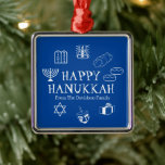 Ornamento De Metal Favoritos personalizados de nome azul e branco do<br><div class="desc">Feliz Hanukkah, personalize o nome da família para o presente de Natal. Feliz Hanukkah, Feliz Chanukah, Hanukkah Sameach!, Chag Sameach!, Chag Urim Sameach! Azul e branco</div>