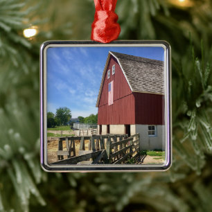 Ornamento De Metal Fazendas   Red Barn Com Bandeira Americana