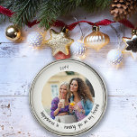 Ornamento De Metal Felicidade é ter você como minha foto de amizade<br><div class="desc">Um ornamento minimalista com sua foto personalizada e uma fofa tipografia de estilo manuscrito. O modelo está pronto para adicionar sua foto, que é exibida em forma redonda, em círculo. Se tiver algum problema com a colocação da imagem, tente recortá-la para um quadrado antes de carregar. O texto da amostra...</div>