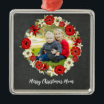 Ornamento De Metal Feliz Natal Mãe Rustic Chalkboard Metal<br><div class="desc">Deseje à mãe um natal alegre com este quadro crocante rústico e um ornamento de foto de coroa floral vermelha.</div>