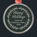 Ornamento De Metal Feriados Felizes de Natal Vintage Chalkboard Wreat<br><div class="desc">Espalhe sua alegria natalina com estas gostosas curvas com um design de estilo 'chalkboard' vintage com uma coroa de Natal e a saudação da estação "Felizes Feriados" em uma letra cursiva com texto personalizável para seu nome e ano.</div>