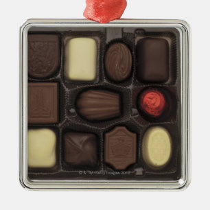 Ornamento De Metal fim-acima de uma caixa de chocolates assorted
