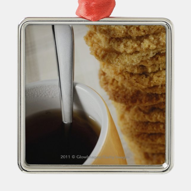 Ornamento De Metal Fim-acima de uma chávena de café com biscoitos (Frente)