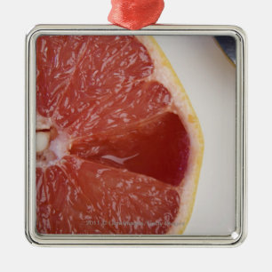 Ornamento De Metal Fim-acima de uma fatia de laranja e de uma colher