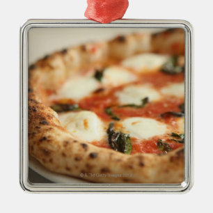 Ornamento De Metal Fim-acima de uma torta de pizza inteira