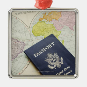 Ornamento De Metal Fim-acima do passaporte que encontra-se no mapa