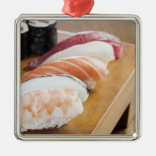 Ornamento De Metal Fim-acima do sushi em uma mesa