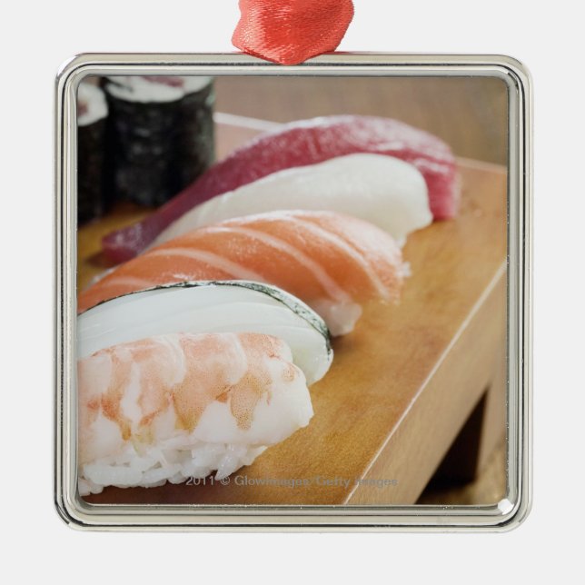 Ornamento De Metal Fim-acima do sushi em uma mesa (Frente)