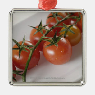 Ornamento De Metal Fim-acima dos tomates em uma bandeja
