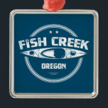 Ornamento De Metal Fish Creek Oregon Kayak<br><div class="desc">Fish Creek está localizado na ladeira oeste da Cordilheira de Cascata,  no noroeste do Oregon,  e se conecta ao rio Clackamas.</div>