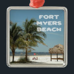 Ornamento De Metal Fort Myers Beach Florida<br><div class="desc">Fort Myers Beach,  Flórida,  foto da cena da praia com palmeiras e uma cabana tiki representa esta bela cidade tropical. O nome "Fort Myers Beach" está incluído numa fonte de praia divertida.</div>