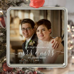 Ornamento De Metal Foto: 1rua de Natal, Sra. e Sra. LGBTQ White Scrip<br><div class="desc">Comemore o primeiro Natal do seu casamento com este belo ornamento moderno do keepsasasaame. O texto branco lê "Nosso primeiro Natal como Sra. & Sra.", com as palavras "Sra. & Sra." em um roteiro elegante, com flores antes e depois. Substitua a imagem de exemplo por sua foto favorita e adicione...</div>