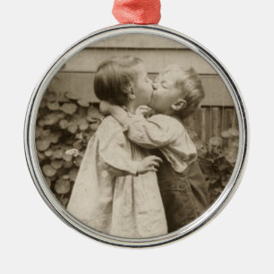 Ornamento De Metal Foto Antiga de Amor de Crianças Beijando no Jardim