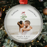 Ornamento De Metal Foto casada do Mistletodo Felino de Natal<br><div class="desc">Prepare seu primeiro Natal junto com nosso ornamento de "Natal casado". Personalizado para as memórias alegres dos recém-casados com sua foto favorita de casamento,  assim como uma ilustração de mistério de aquarela,  seus nomes e data dos nupciais. 🎄 📸 ✨ #FirstChristmasJoy #PersonalisedKeepsasawn</div>