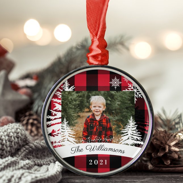 Ornamento De Metal Foto da Família de Pinus Rustic Xadrez Buffalo (Red Buffalo Plaid Rustic Pine Trees Family Photo Metal Ornament)