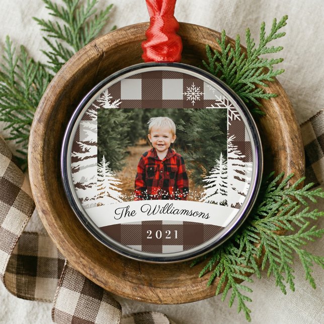 Ornamento De Metal Foto da Família de Pinus Rustic Xadrez Buffalo Bro (Rustic Brown Buffalo Plaid Family Photo Keepsake Metal Ornament)