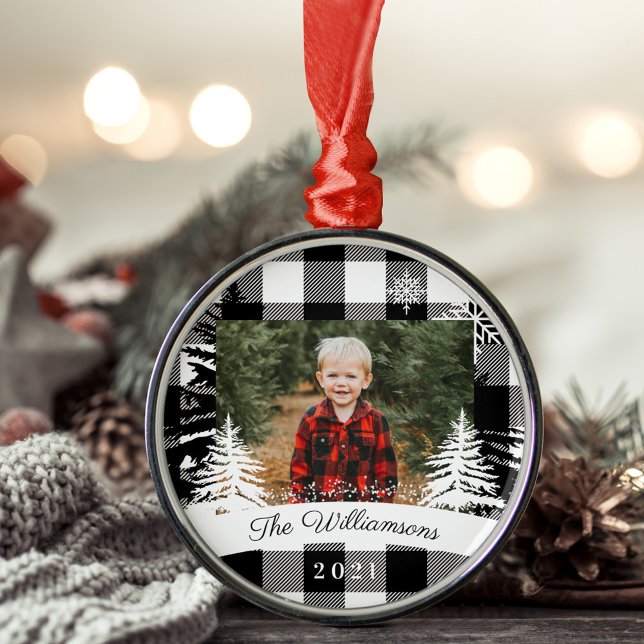 Ornamento De Metal Foto da família rustic Pine Xadrez Buffalo Negra (Black Buffalo Plaid Rustic Pine Tree Family Photo Metal Ornament)