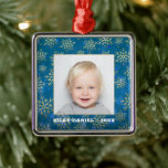 Ornamento De Metal Foto do Floco de Neve<br><div class="desc">Sua foto favorita é apresentada em um ornamento de metal quadrado com flocos de neve dourados em fundo azul de Natal. Carregue sua própria imagem para criar ornamentos da árvore de Natal para você mesmo ou dê como presente para a família, amigos, pais e avós! MAIS materiais, formas e DESIGNS...</div>