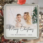 Ornamento De Metal Foto Mínima - Manuscrito de Cinzas de Natal Feliz<br><div class="desc">Deseje a família e amigos como um Feliz Natal com este moderno ornamento minimalista de manutenção de fotos. O texto da cinza de carvão diz "Feliz Natal" em um roteiro de moda. Substitua facilmente a imagem de exemplo por sua foto favorita e adicione seu nome ou nomes de família e...</div>