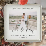 Ornamento De Metal Foto minimalista Primeiro Natal como Sr. e Sra. Ci<br><div class="desc">Celebre o seu primeiro Natal como um casal casado com este moderno ornamento minimalista de manutenção de fotos. O texto da cinza de carvão diz "Nosso primeiro Natal como Sr. & Sra.", com as palavras "Sr. & Sra." em um roteiro tradicional. Substitua facilmente a imagem de exemplo por sua foto...</div>