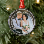 Ornamento De Metal Foto Monograma De Quadro De Vintagem Redonda<br><div class="desc">O Delicado Deixa O Design de Foto Monograma De Frame.</div>