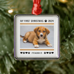 Ornamento De Metal Foto Personalizada Do Puppy First Christmas Tan<br><div class="desc">Um ornamento de Natal personalizado para comemorar o primeiro Natal do filhote com a sua família! O design moderno apresenta uma fotografia horizontal fofa do seu cão com a redação "Meu Primeiro Natal" em letras negras modernas e acentuado com listras bronzeadas, pegadas e corações. Personalize o texto preto com o...</div>
