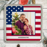 Ornamento De Metal Foto personalizada patriótica Natal americano<br><div class="desc">Enfeites de natal da bandeira americana. Este enfeites de natal patriótico de bandeira dos eua será um tesouro. O pedido é de dois lados, você pode fazer duas fotos favoritas, uma em cada lado. Perfeito para militares, família patriótica, e todos aqueles que amam a bandeira americana. Personalize o nome na...</div>