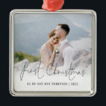 Ornamento De Metal Foto Primeiro Natal Sr. Nome Ano<br><div class="desc">A Foto Sobrepõe O Primeiro Natal Como Sr. E Sra. Name Year. Para comemorar seu primeiro feriado como casal casado, personalize facilmente seus nomes e ano. Com um roteiro de na moda para o Primeiro Natal. Escolha sua foto favorita para substituir a imagem de exemplo. As alterações nas cores do...</div>