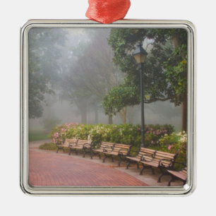 Ornamento De Metal GA Savannah, Azaleas junto à calçada e