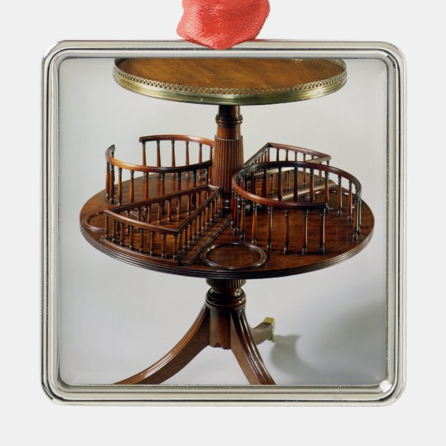 Ornamento De Metal Garçom mudo de dois níveis de Sheraton (Frente)