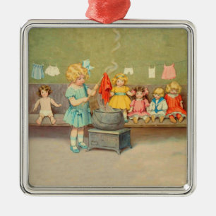 Ornamento De Metal Garota Vintage Brincando Com Bonecas