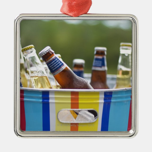 Ornamento De Metal Garrafas da cerveja no balde de gelo (Frente)
