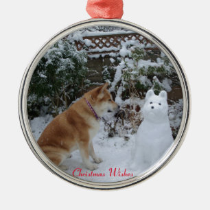 Ornamento De Metal gatinha akita sentada com um cachorro-da-neve