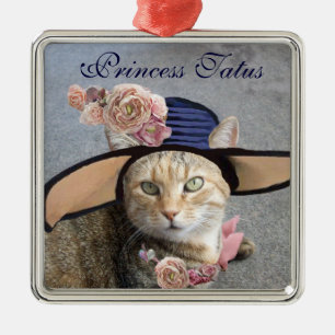 ORNAMENTO DE METAL GATO ELEGANTE COM GRANDE CHAPÉU DE DIVA, ROSAS VER