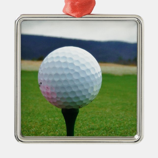 Ornamento De Metal Golf Ball em um campo de golfe na montanha (Frente)