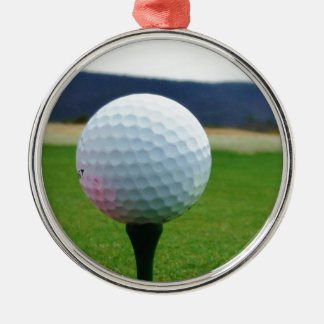 Ornamento De Metal Golf Ball em um campo de golfe na montanha