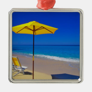 Ornamento De Metal Guarda-sol amarelo e cadeiras em praia imaculada