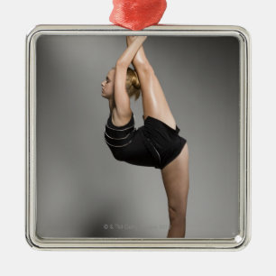 Ornamento De Metal Gymnast fêmea que estica, tiro do estúdio