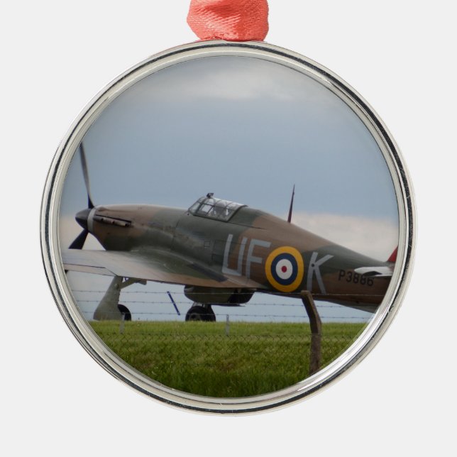 Ornamento De Metal Hawker Hurricane Vista de Três Quartos (Frente)