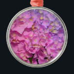 Ornamento De Metal Hídrangas florais roxas, cor-de-rosa, elegantes<br><div class="desc">Um romance clássico do país. Lindos Hydrangeas roxos e azuis. Foto de H Cooper</div>