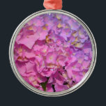 Ornamento De Metal Hídrangas florais roxas, cor-de-rosa, elegantes<br><div class="desc">Um romance clássico do país. Lindos Hydrangeas roxos e azuis. Foto de H Cooper</div>