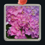 Ornamento De Metal Hídrangas florais roxas, cor-de-rosa, elegantes<br><div class="desc">Um romance clássico do país. Lindos Hydrangeas roxos e azuis. Foto de H Cooper</div>