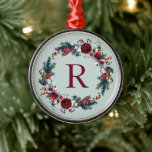 Ornamento De Metal Holiday Floral Christmas Wreath Monograma<br><div class="desc">Enfeites de natal personalizado personalizado personalizado com o seu monograma inicial ou outro texto personalizado em uma camada verde e burgundy de aquarela. Use as ferramentas de design para escolher qualquer cor de fundo, editar as fontes de texto e as cores, adicionar suas próprias fotos e criar um tipo de...</div>