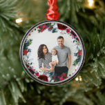 Ornamento De Metal Holly e Pine Christmas Wreath Personalizaram Foto<br><div class="desc">Enfeites de natal personalizado com uma coroa floral verde e cor-de-água borrifada. Personalize-o com a sua foto de família. Use as ferramentas de design para adicionar mais fotos ou texto para criar um tipo de ornamento de fotos de feriado de manutenção.</div>