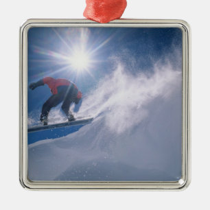 Ornamento De Metal Homem saltando de uma grande cornija de snowboard